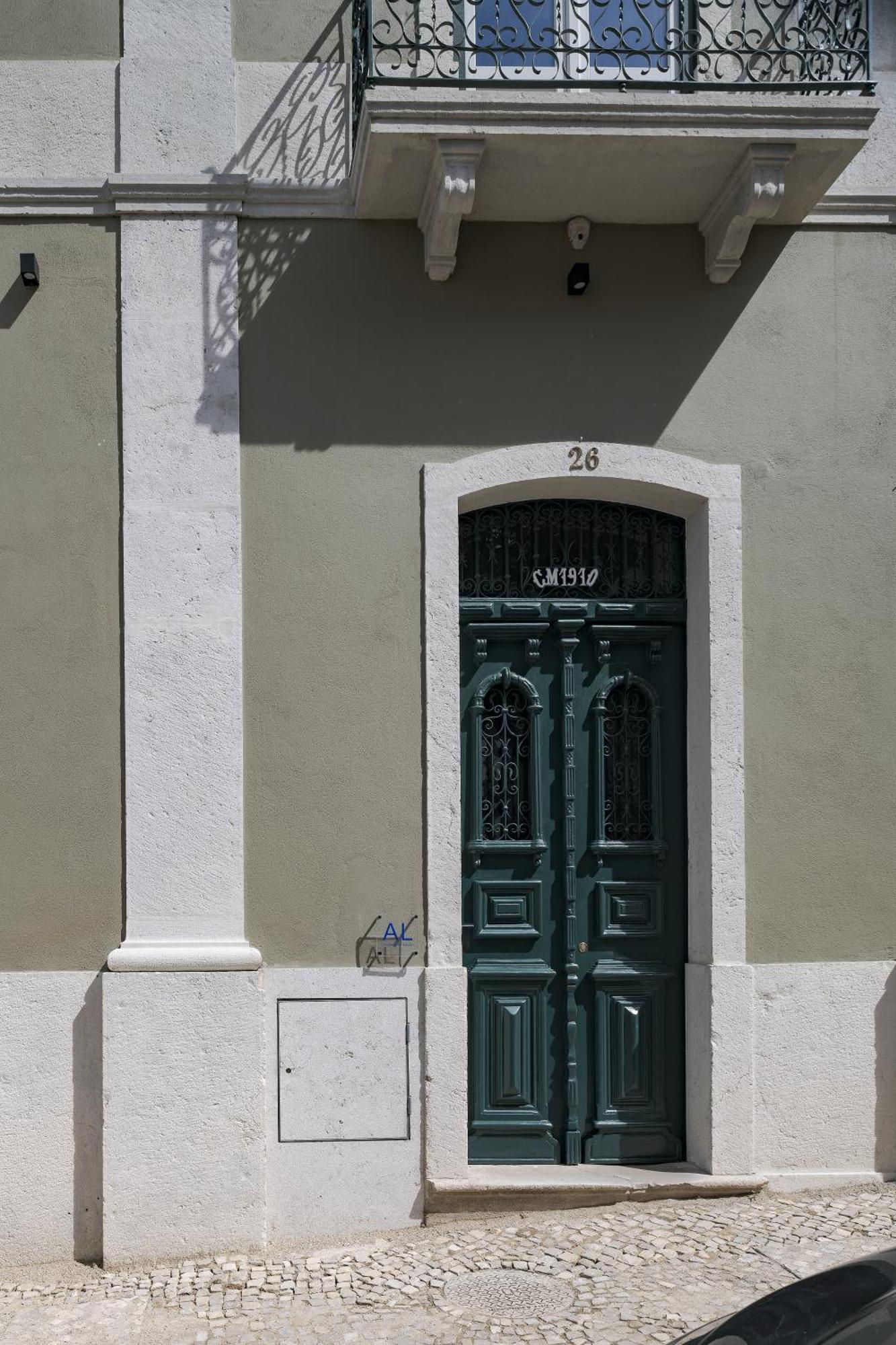 Santa Maria Rooms And Apartments Setubal Exterior photo